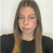 Profesora que imparte clases a todas las edades